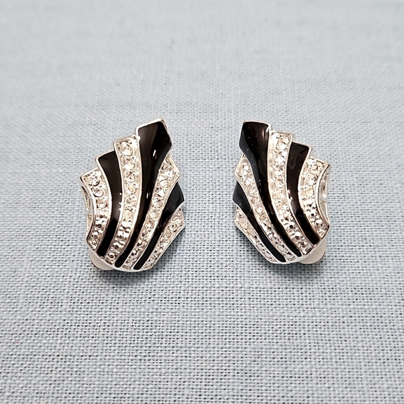 Women's Vintage Art Deco Clip Earrings - Picture 8 of 12